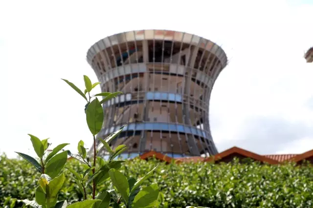 Dünyanın en büyük çay bardağının camları takılmaya başladı