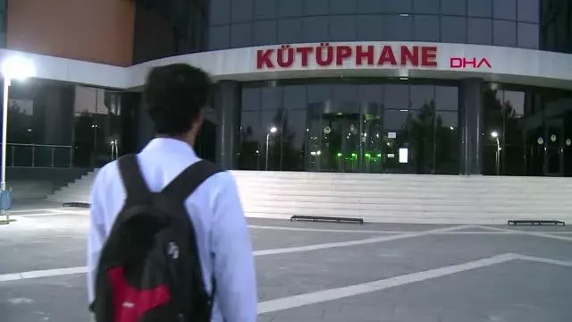 ELAZIĞ-İNŞAATINDA İŞÇİ OLARAK ÇALIŞTIĞI KÜTÜPHANEDE ŞİMDİ DERS ÇALIŞIYOR