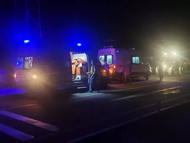 Tır ile tarım aracına çarpan otomobildeki 3 kişi yaralandı