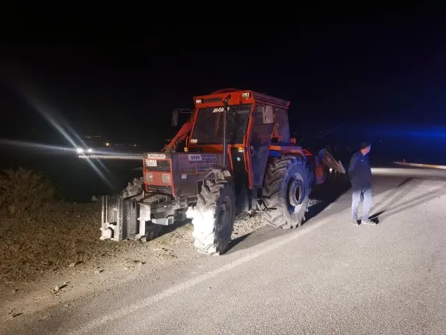 Tır ile tarım aracına çarpan otomobildeki 3 kişi yaralandı