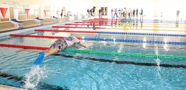 DENİZİ OLMAYAN ERZURUM'DA GENÇLER İSAA'YI OLİMPİK HAVUZDA TANITTI
