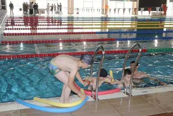 DENİZİ OLMAYAN ERZURUM'DA GENÇLER İSAA'YI OLİMPİK HAVUZDA TANITTI