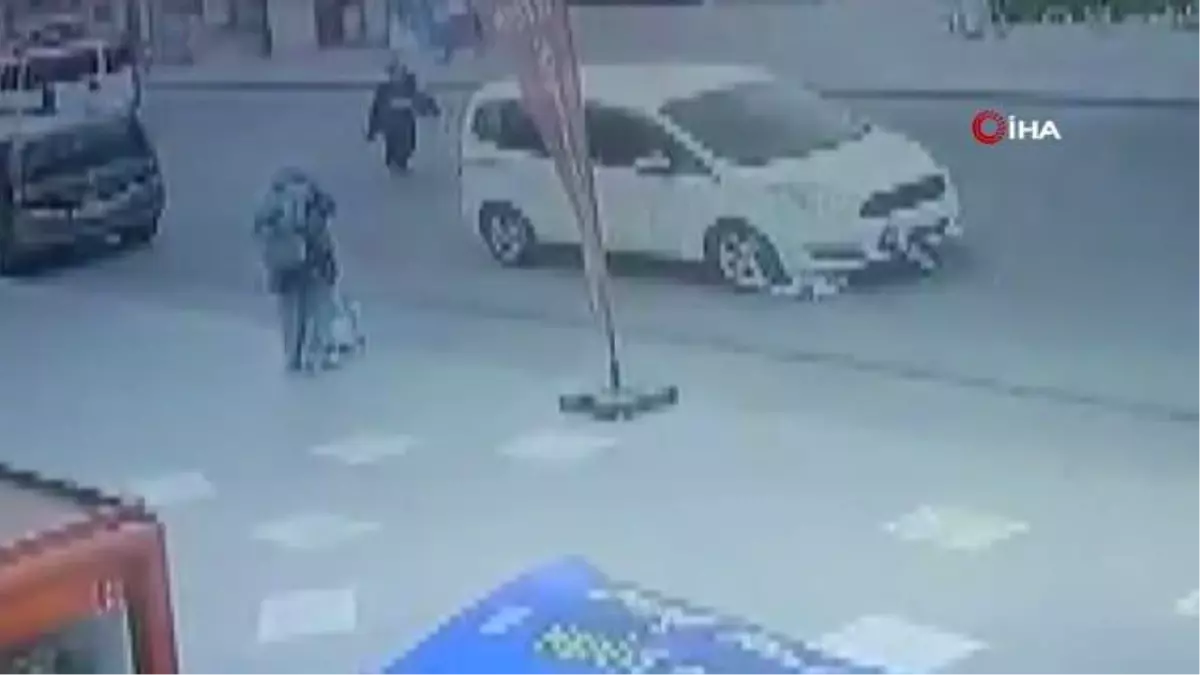 Son dakika haberi | Esenyurt'ta yolun karşısına geçmeye çalışan çocuğu otomobil ezdi: Feci kazada kamerada