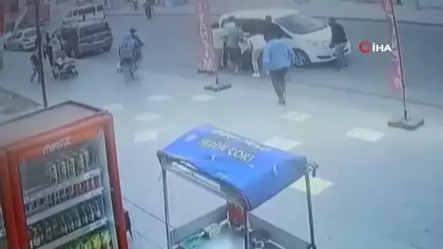 Son dakika haberi | Esenyurt'ta yolun karşısına geçmeye çalışan çocuğu otomobil ezdi: Feci kazada kamerada