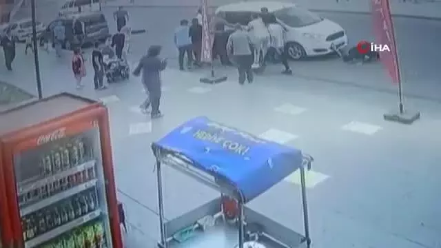 Son dakika haberi | Esenyurt'ta yolun karşısına geçmeye çalışan çocuğu otomobil ezdi: Feci kazada kamerada