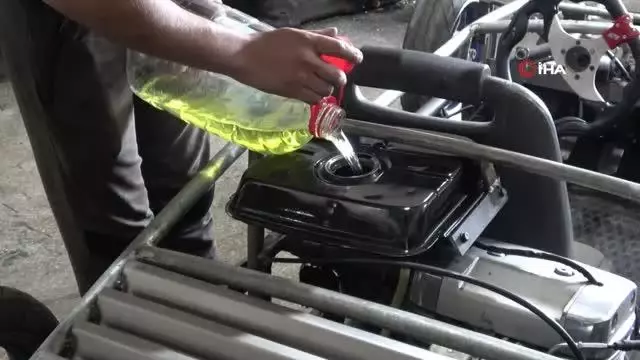 Hayalini gerçekleştirdi, kendi arabasını yaptı