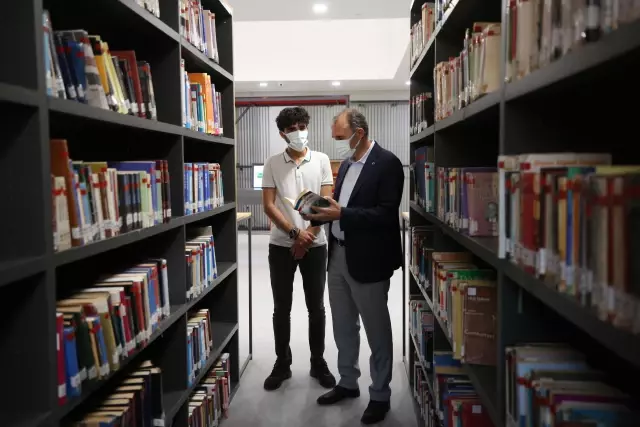 İnşaatında çalıştığı kütüphaneye doktor adayı olarak geliyor