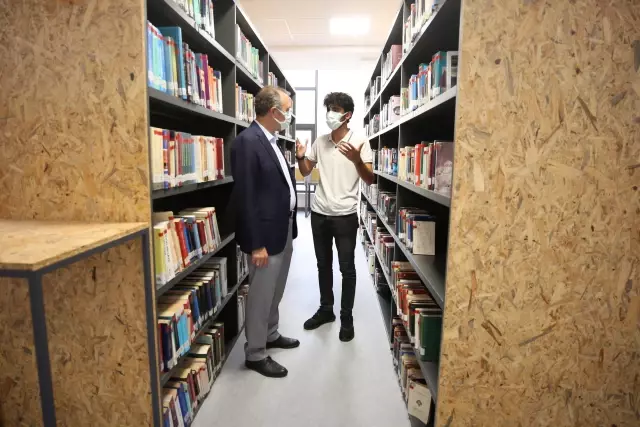İnşaatında çalıştığı kütüphaneye doktor adayı olarak geliyor
