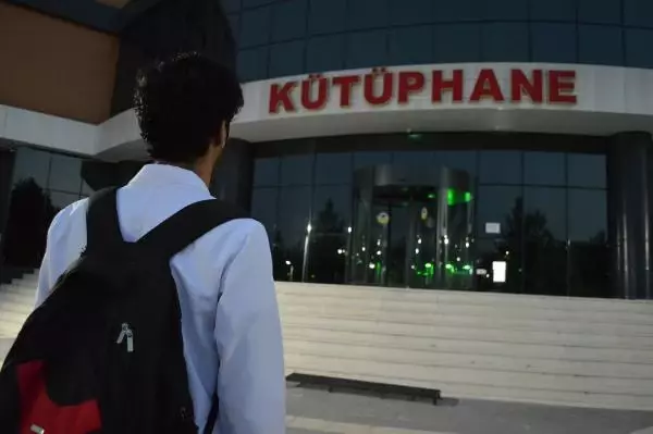 ELAZIĞ-İNŞAATINDA İŞÇİ OLARAK ÇALIŞTIĞI KÜTÜPHANEDE ŞİMDİ DERS ÇALIŞIYOR