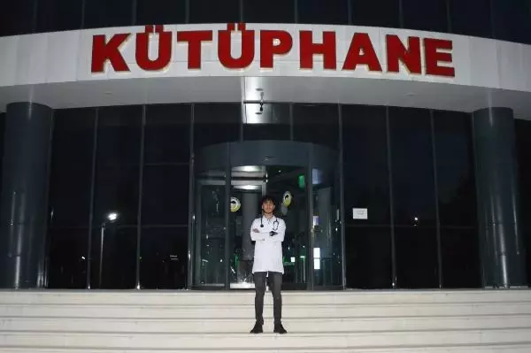 ELAZIĞ-İNŞAATINDA İŞÇİ OLARAK ÇALIŞTIĞI KÜTÜPHANEDE ŞİMDİ DERS ÇALIŞIYOR