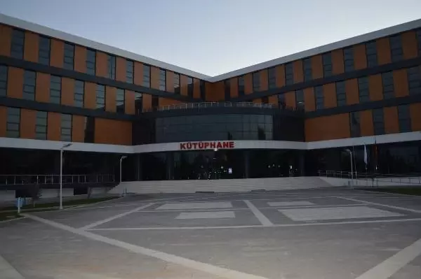 ELAZIĞ-İNŞAATINDA İŞÇİ OLARAK ÇALIŞTIĞI KÜTÜPHANEDE ŞİMDİ DERS ÇALIŞIYOR