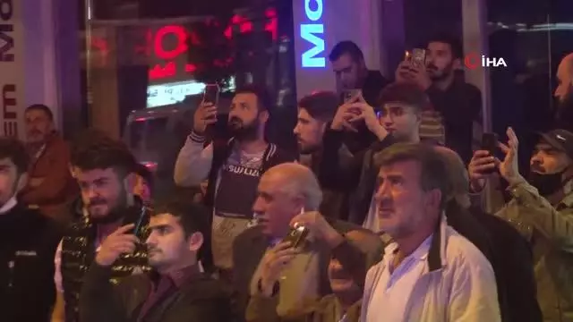 İntihar etmek için balkona çıkan şahsı film gibi izlediler