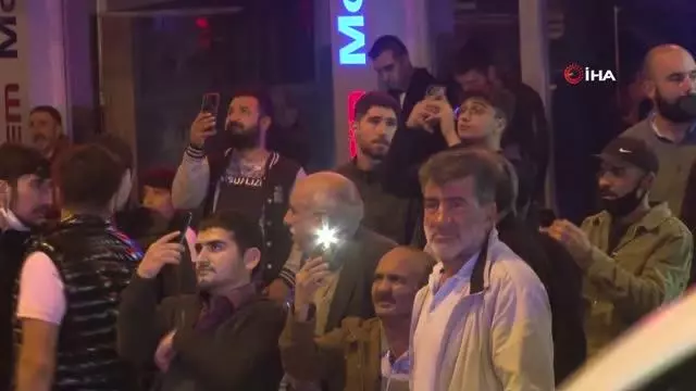 İntihar etmek için balkona çıkan şahsı film gibi izlediler