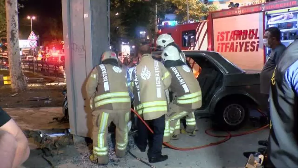 İSTANBUL-BEŞİKTAŞ'TA OTOMOBİL REKLAM TABELASINA ÇARPTI: 1 YARALI