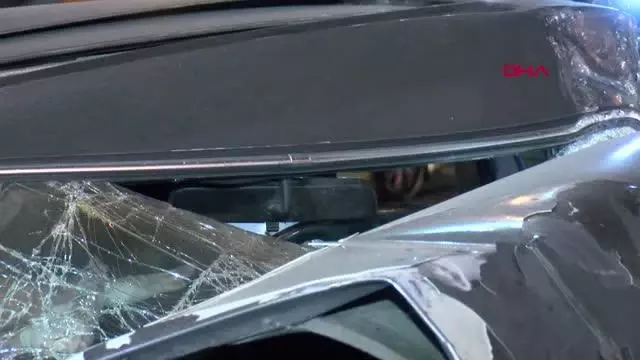 İSTANBUL-BEŞİKTAŞ'TA OTOMOBİL REKLAM TABELASINA ÇARPTI: 1 YARALI