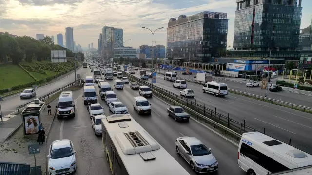 İstanbul'da sabah saatlerinde trafik yoğunluğu yaşanıyor