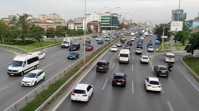 İstanbul'da sabah saatlerinde trafik yoğunluğu yaşanıyor