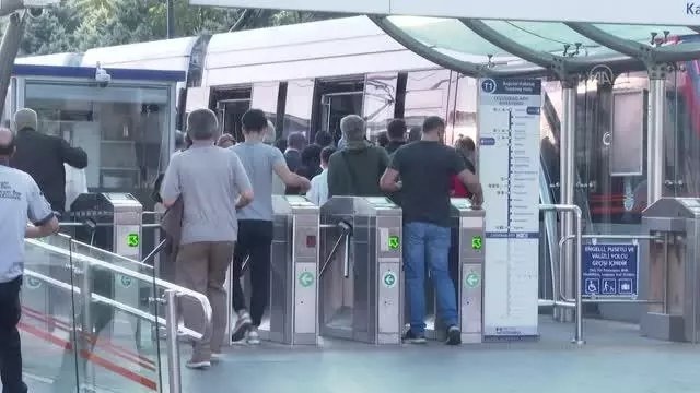 İstanbul'da sabah saatlerinde trafik yoğunluğu yaşanıyor