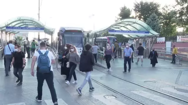 İstanbul'da sabah saatlerinde trafik yoğunluğu yaşanıyor