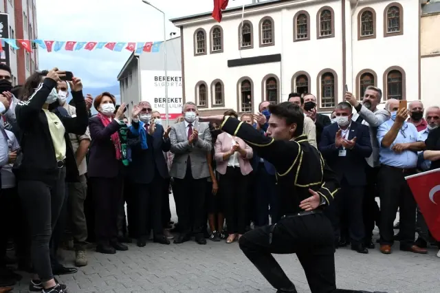 İYİ Parti Genel Başkanı Meral Akşener, Artvin'de esnafı ziyaret etti