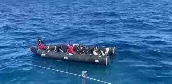 Karaburun: İzmir açıklarında Türk kara sularına geri itilen 49 düzensiz göçmen kurtarıldı Karaburun: İzmir açıklarında Türk kara sularına geri itilen 49 düzensiz göçmen kurtarıldı