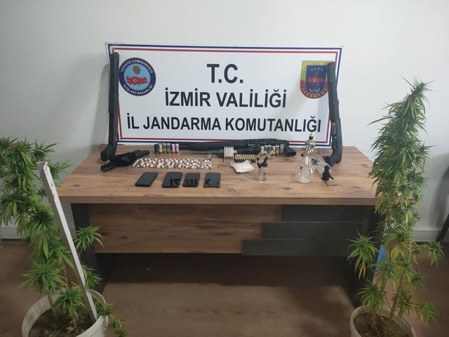 Son dakika... İzmir'de uyuşturucu şebekesine yönelik operasyonda 8 şüpheli tutuklandı