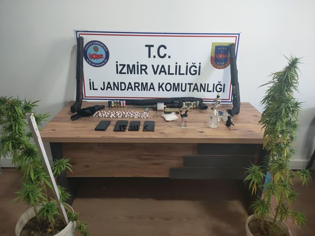 Son dakika... İzmir'de uyuşturucu şebekesine yönelik operasyonda 8 şüpheli tutuklandı