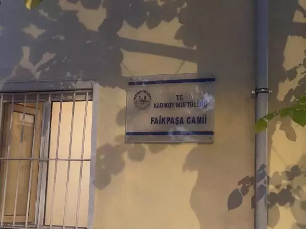 Son dakika haberi! KADIKÖY'DE CAMİYİ YAKMAYA ÇALIŞAN ŞÜPHELİ KAMERADA