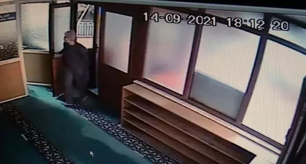 Son dakika haberi! KADIKÖY'DE CAMİYİ YAKMAYA ÇALIŞAN ŞÜPHELİ KAMERADA