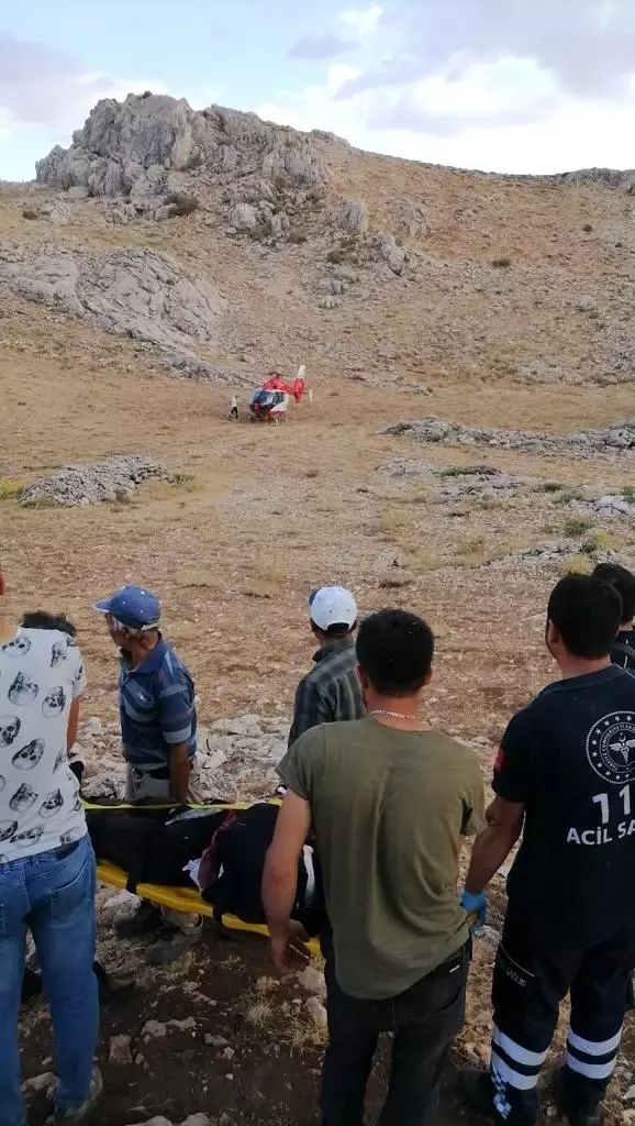 Kayalıklardan düşen ve ateş alan tüfeğiyle yaralanan çoban kurtarıldı