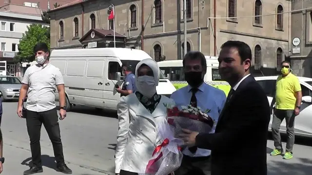 Kaymakam Aslan çiçeklerle karşılandı