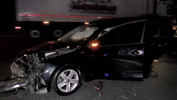 Kaza yapan sürücüye yardım için gelenlere otomobil çarptı: 1 ölü, 6 yaralı