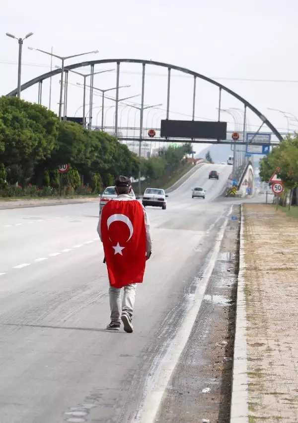 AFYONKARAHİSAR - Kızı PKK tarafından kaçırılan baba, İzmir'den Ankara'ya yaptığı umut yürüyüşünde Afyonkarahisar'a ulaştı