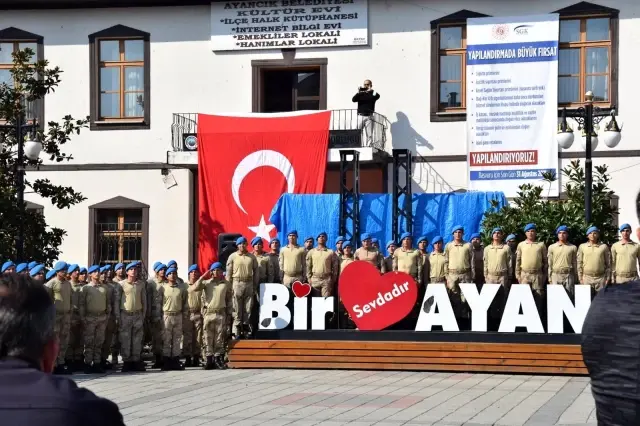 Sel nedeniyle Ayancık'ta görev yapan komandolar ilçeden alkışlarla uğurlandı