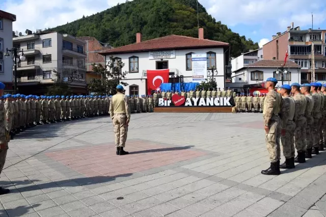 Sel nedeniyle Ayancık'ta görev yapan komandolar ilçeden alkışlarla uğurlandı
