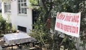 Komşularına kızan kadın, evinin önüne hakaret içerikli pankart astı
