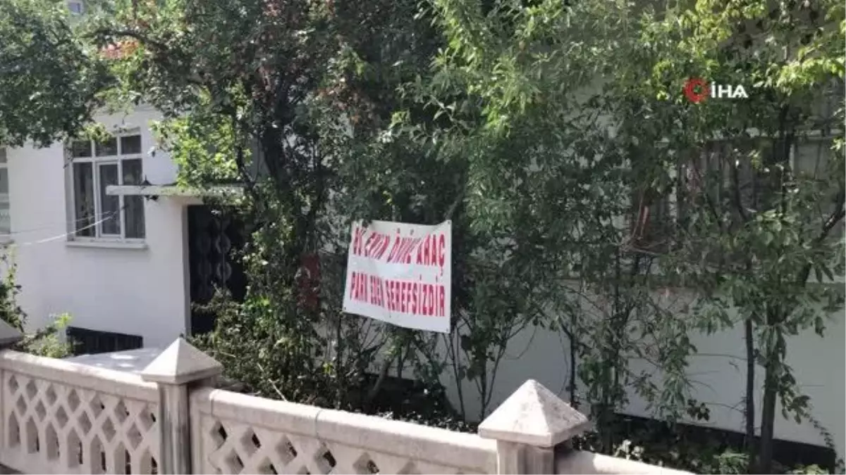Komşularına kızan kadın evinin önüne pankart astı: