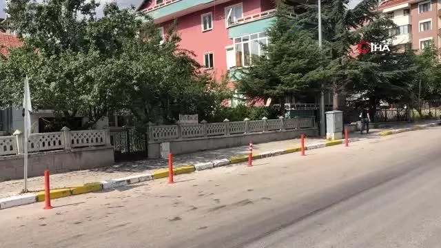Komşularına kızan kadın evinin önüne pankart astı: Aracını buraya park eden şerefsizdir