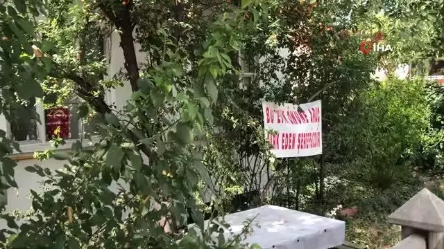 Komşularına kızan kadın evinin önüne pankart astı: Aracını buraya park eden şerefsizdir