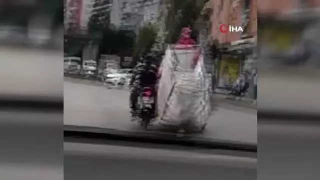 Kucaklarına ve sepete doldurdukları çocuklarla tehlikeli yolculuk kamerada