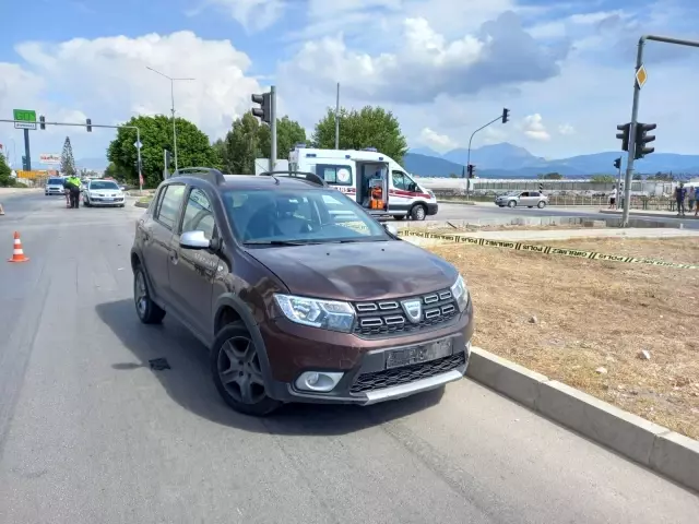 Otomobilin çarptığı motosiklet sürücüsü hayatını kaybetti