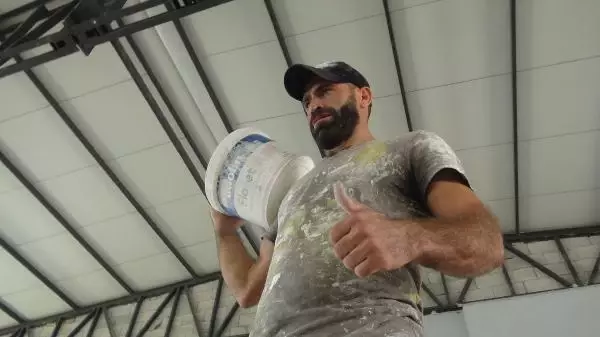 'Maradona from Urfa' impresses with his 'juggling bucket' performance