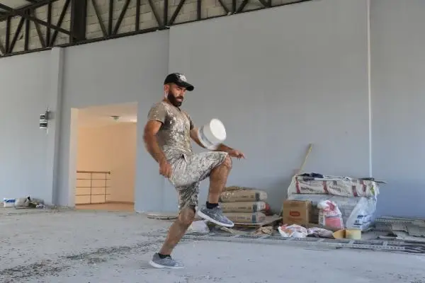 'Maradona from Urfa' impresses with his 'juggling bucket' performance