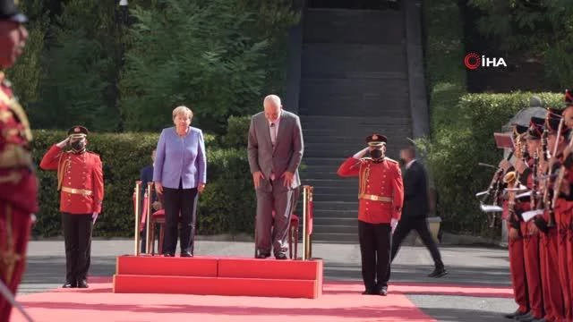 Merkel, Arnavutluk'taki resmi merasime oturarak katıldı