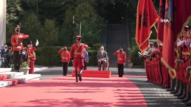 Merkel, Arnavutluk'taki resmi merasime oturarak katıldı