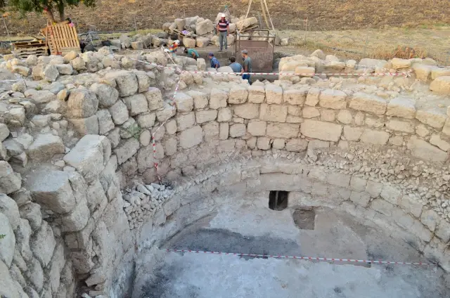 Kazılarda, gök bilimci ve şair Aratos'un anıt mezarı arkeolojik olarak kanıtlandı