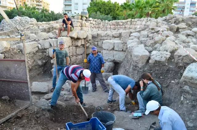 Kazılarda, gök bilimci ve şair Aratos'un anıt mezarı arkeolojik olarak kanıtlandı
