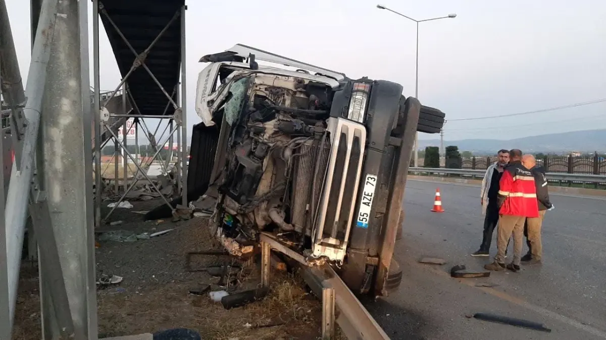 Son dakika haber! Metrelerce sürüklenen tır üst geçide çarpıp devrildi: 1 ölü