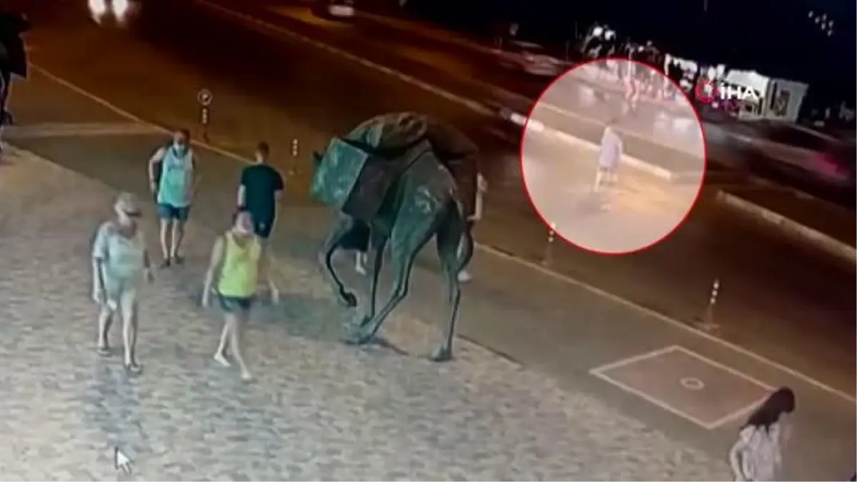 Motosikletin çarptığı Alman karı koca metrelerce savruldu...Feci kaza kamerada