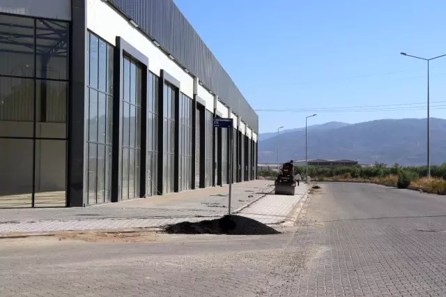 Nazilli Belediyesi yol çalışmalarını sürdürüyor